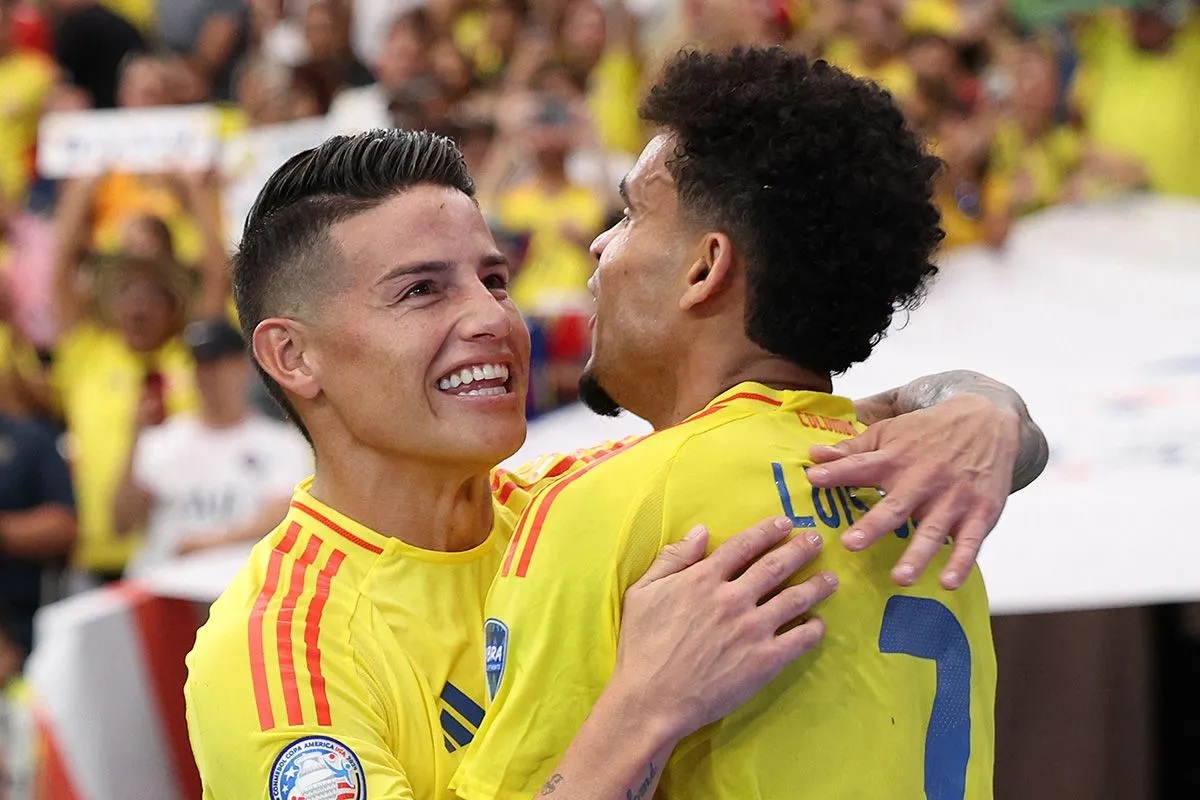 Penyerang sayap Kolombia Luis Diaz (kanan) merayakan gol bersama James Rodriguez pada laga perempat final Copa Amerika melawan Panama di State Farm Stadium, AS, Sabtu (6/7/2024). (Getty Images/Jamie Squire)