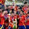Alvaro Morata dari Spanyol mengangkat trofi saat ia merayakan bersama rekan satu timnya setelah memenangkan Euro 2024 antara Spanyol dan Inggris di Olympiastadion di Berlin pada 14 Juli 2024. (REUTERS/Angelika Warmuth)