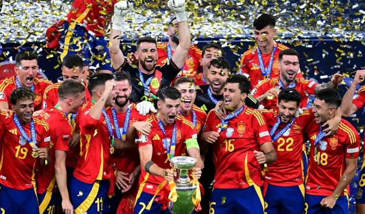 Alvaro Morata dari Spanyol mengangkat trofi saat ia merayakan bersama rekan satu timnya setelah memenangkan Euro 2024 antara Spanyol dan Inggris di Olympiastadion di Berlin pada 14 Juli 2024. (REUTERS/Angelika Warmuth)