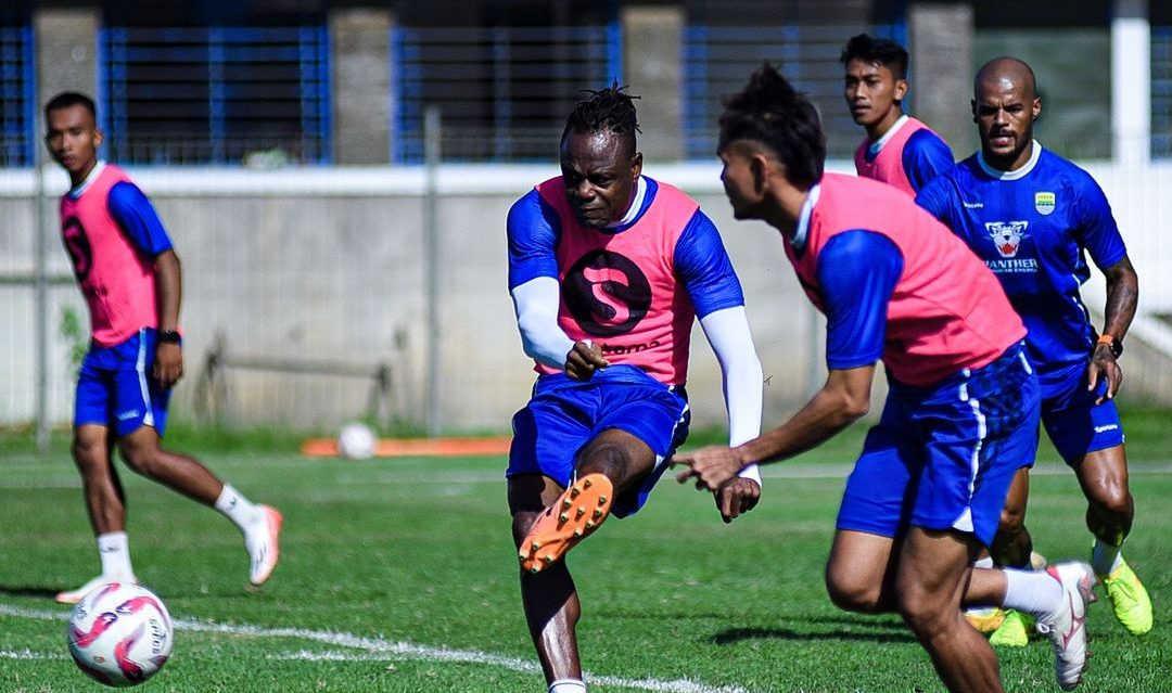 BERLATIH: Para pemain Persib Bandung saat mengikuti sesi latihan untuk mengarungi kompetisi Liga 1 maupun Piala Presiden 2024.(FOTO: PERSIB BANDUNG)
