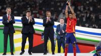 Rodri mengangkat trofi Pemain Terbaik Euro 2024 setelah laga final Spanyol melawan Inggris di Olympiastadion, Berlin, Jerman, 14 Jili 2024. (AFP/ADRIAN DENNIS)
