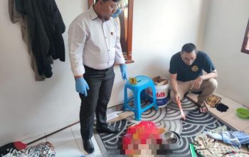 Tim Inafis Satreskrim Polres Sukabumi Kota saat melakukan olah TKP di kamar kos di Gang Ajid II, Kelurahan Gunungparang, Kecamatan Cikole, Kota Sukabumi, Jabar, yang merupakan tempat penemuan mayat pria lanjut usia (lansia), pada Jumat (19/7/2024). (Aditya Rohman)