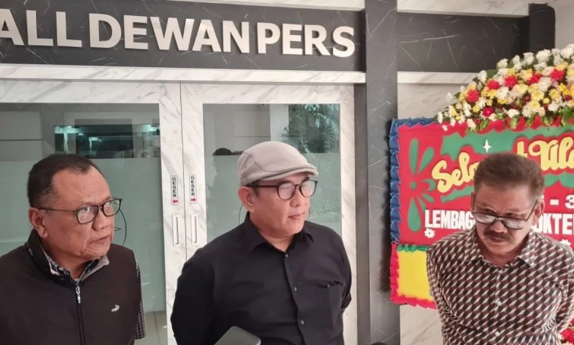 Plt. Ketua PWI Pusat Zulmansyah Sekedang (tengah) di kantor PWI Pusat, Jakarta Pusat, Rabu (24/7/2024) (ANTARA/Walda Marison)