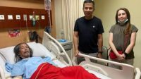 Dokumentasi Pj Gubernur Jabar Bey Triadi Machmudin mengunjungi salah satu personel grup musik Bimbo, Darmawan Hardjakusumah atau Kang Acil yang saat ini sedang terbaring sakit di salah satu Rumah Sakit di Bandung, Rabu (24/7/2024) malam. (Keluarga)