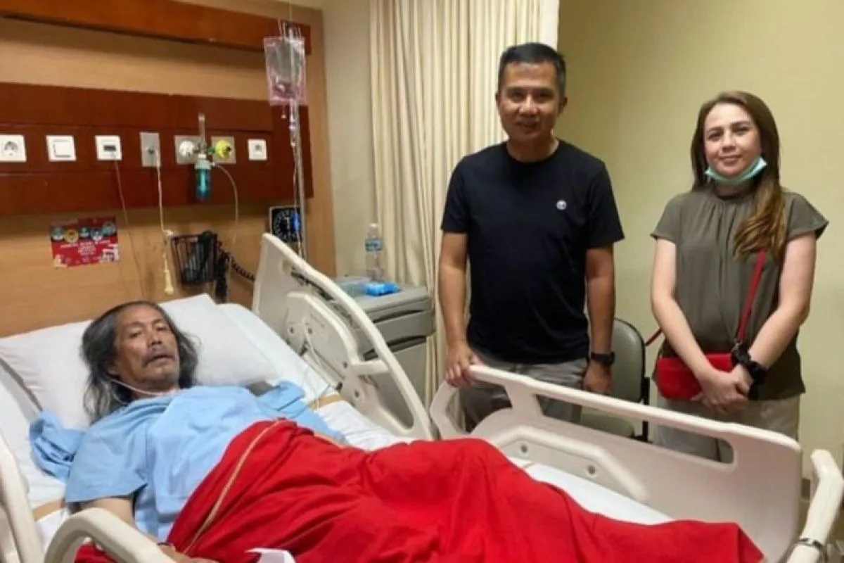 Dokumentasi Pj Gubernur Jabar Bey Triadi Machmudin mengunjungi salah satu personel grup musik Bimbo, Darmawan Hardjakusumah atau Kang Acil yang saat ini sedang terbaring sakit di salah satu Rumah Sakit di Bandung, Rabu (24/7/2024) malam. (Keluarga)