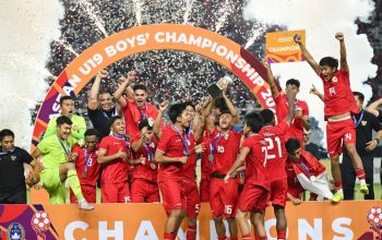 Sejumlah pesepak bola Timnas Indonesia dan tim pelatih serta ofisial tim berselebrasi usai mengalahkan Timnas Thailand dalam pertandingan final Piala ASEAN U-19 Boys Championship atau AFF U-19 di Stadion Gelora Bung Tomo, Surabaya, Jawa Timur, Senin (29/7/2024). ANTARA FOTO/Sigid Kurniawan/app/tom. (ANTARA FOTO/SIGID KURNIAWAN)