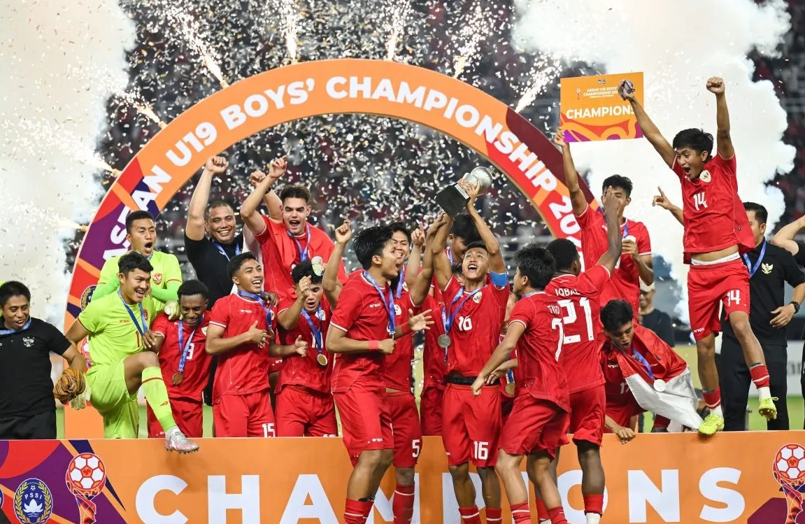 Sejumlah pesepak bola Timnas Indonesia dan tim pelatih serta ofisial tim berselebrasi usai mengalahkan Timnas Thailand dalam pertandingan final Piala ASEAN U-19 Boys Championship atau AFF U-19 di Stadion Gelora Bung Tomo, Surabaya, Jawa Timur, Senin (29/7/2024). ANTARA FOTO/Sigid Kurniawan/app/tom. (ANTARA FOTO/SIGID KURNIAWAN)