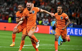 Bek Belanda Stefan de Vrij (kanan) merayakan bersama penyerang Belanda Xavi Simons (kiri) dan bek Belanda Nathan Ake (kanan) setelah mencetak gol pertama timnya pada pertandingan sepak bola perempat final UEFA Euro 2024 antara Belanda dan Turki di Olympiastadion di Berlin pada Sabtu (6/7/2024). (AFP/Javier Soriano)