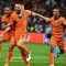 Bek Belanda Stefan de Vrij (kanan) merayakan bersama penyerang Belanda Xavi Simons (kiri) dan bek Belanda Nathan Ake (kanan) setelah mencetak gol pertama timnya pada pertandingan sepak bola perempat final UEFA Euro 2024 antara Belanda dan Turki di Olympiastadion di Berlin pada Sabtu (6/7/2024). (AFP/Javier Soriano)