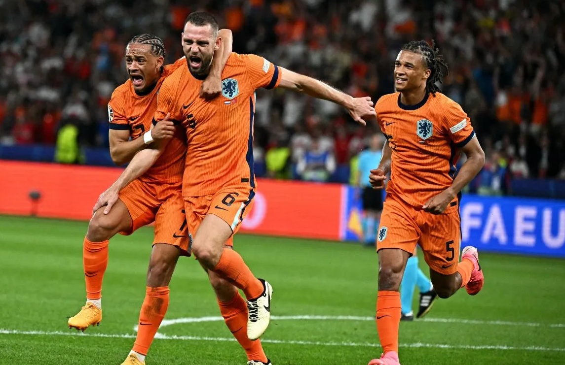 Bek Belanda Stefan de Vrij (kanan) merayakan bersama penyerang Belanda Xavi Simons (kiri) dan bek Belanda Nathan Ake (kanan) setelah mencetak gol pertama timnya pada pertandingan sepak bola perempat final UEFA Euro 2024 antara Belanda dan Turki di Olympiastadion di Berlin pada Sabtu (6/7/2024). (AFP/Javier Soriano)