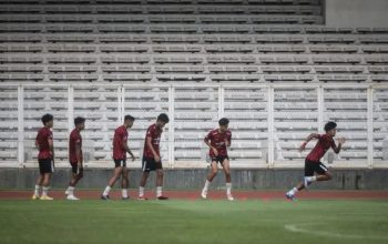 Sejumlah pesepak bola Timnas U-19 Indonesia mengikuti latihan di Stadion Madya, kompleks Gelora Bung Karno, Senayan, Jakarta, Senin (1/7/2024). Timnas U-19 Indonesia menggelar latihan menjelang persiapan ASEAN U-19 Boys Championship atau Piala AFF U-19 2024. (Aprillio Akbar/YU)