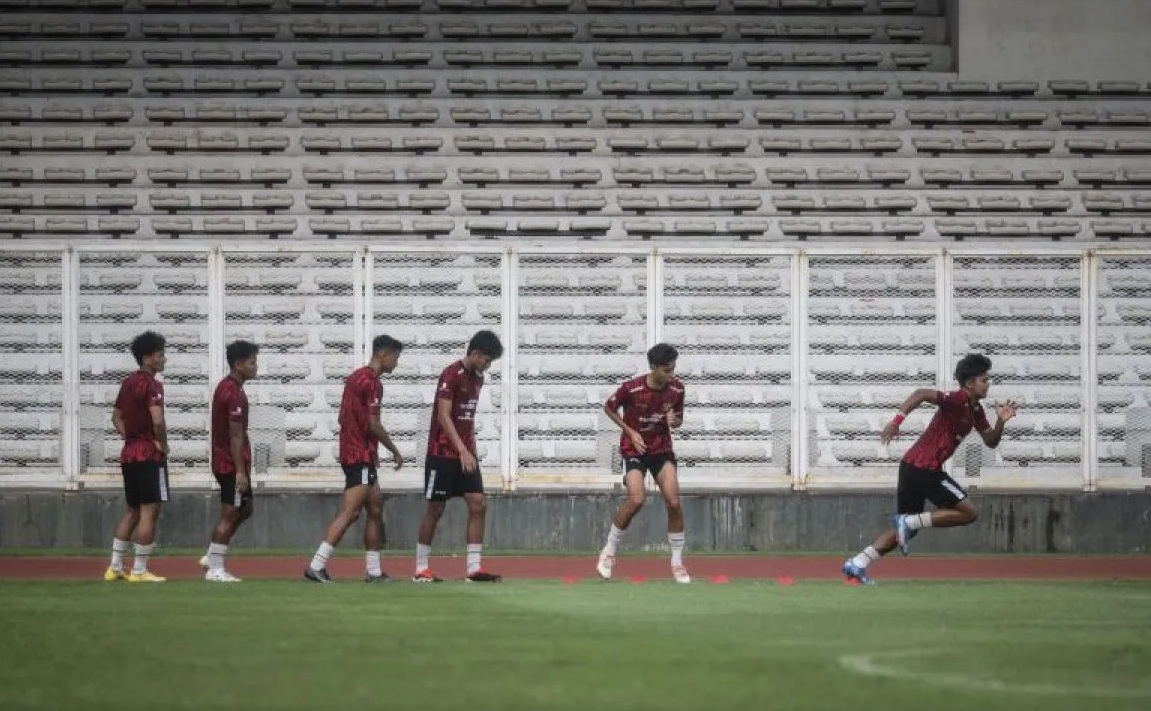 Sejumlah pesepak bola Timnas U-19 Indonesia mengikuti latihan di Stadion Madya, kompleks Gelora Bung Karno, Senayan, Jakarta, Senin (1/7/2024). Timnas U-19 Indonesia menggelar latihan menjelang persiapan ASEAN U-19 Boys Championship atau Piala AFF U-19 2024. (Aprillio Akbar/YU)