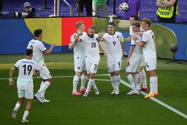 Pemain-pemain Austria merayakan gol yang dicetak oleh Marcel Sabitzer (nomor 9) (c) AP Photo/Petr David Josek