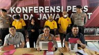 Kabid Humas Polda Jawa Barat Kombes Pol Jules Abraham Abast (tengah) saat ungkap kasus penipuan online bermodus penjualan sepeda motor di Mapolda Jabar, Kota Bandung, Kamis (18/7/2024). (Rubby Jovan)