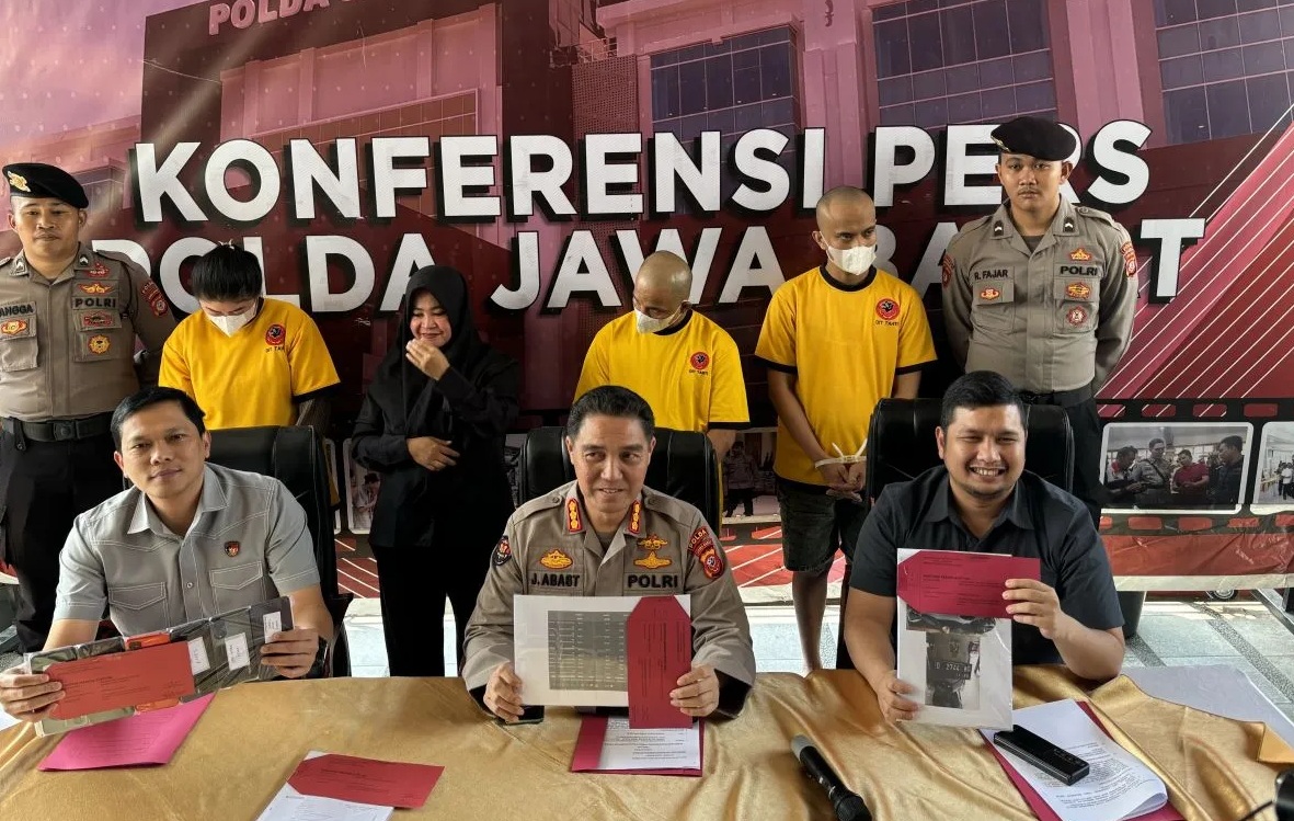 Kabid Humas Polda Jawa Barat Kombes Pol Jules Abraham Abast (tengah) saat ungkap kasus penipuan online bermodus penjualan sepeda motor di Mapolda Jabar, Kota Bandung, Kamis (18/7/2024). (Rubby Jovan)