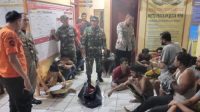 Puluhan WNA yang diamankan petugas gabungan dari unsur TNI dan Polri saat sedang didata di Mapolsek Tegalbuleud, Kecamatan Tegalbuleud, Kabupaten Sukabumi, Jabar.