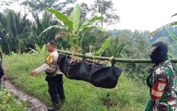 Personel Bhabinkamtibmas Polsek Cisolok dan Babinsa Koramil Cisolok saat mengevakuasi jenazah tanpa identitas yang ditemukan warga tersangkut di bebatuan Sungai Cibareno tepatnya di Kampung Cireundeu, Desa Caringin, Kecamatan Cisolok, Kabupaten Sukabumi, Jabar pada Jumat (5/7/2024).