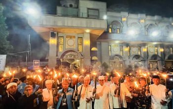 Rombongan pawai obor Tahun Baru Islam di Masjid Raya Kota Bogor, Sabtu (6/7/2024). ANTARA/Shabrina Zakaria