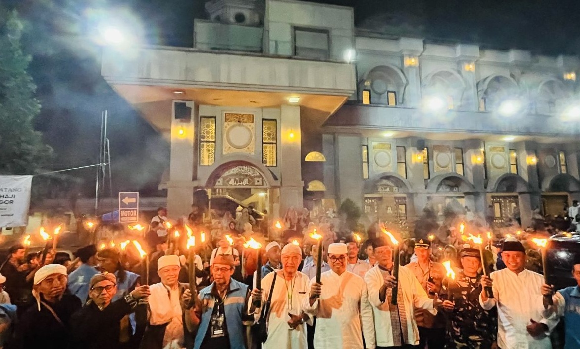 Rombongan pawai obor Tahun Baru Islam di Masjid Raya Kota Bogor, Sabtu (6/7/2024). ANTARA/Shabrina Zakaria