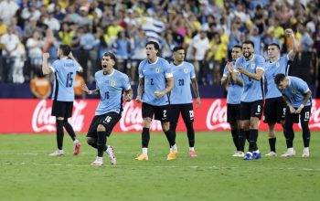 Pemain Uruguay merayakan kemenangan mereka atas Brasil pada laga perempat final di Copa America 2024 di Allegiant Stadium, Las Vegas 6 Juli 2024 in Las Vegas, Nevada. (Getty Images via AFP/KEVORK DJANSEZIAN)