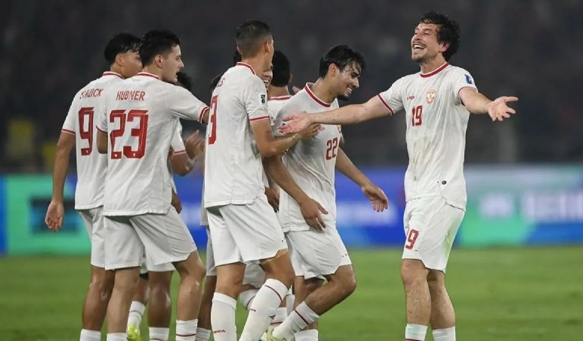 Pesepak bola Timnas Indonesia Thom Jan Haye (kanan) berselebrasi dengan rekannya usai mencetak gol ke gawang Timnas Filipina dalam laga lanjutan Grup F Kualifikasi Piala Dunia 2026 zona Asia, di Stadion Utama Gelora Bung Karno (SUGBK), Senayan, Jakarta, Selasa (11/6/2024). (Risyal Hidayat).