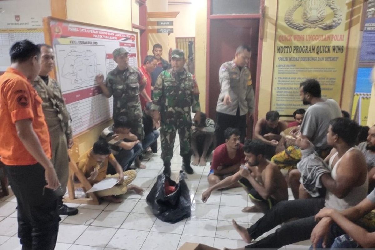 Puluhan WNA yang diamankan petugas gabungan dari unsur TNI dan Polri saat sedang didata di Mapolsek Tegalbuleud, Kecamatan Tegalbuleud, Kabupaten Sukabumi, Jabar.