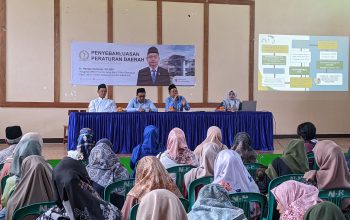 Anggota Komisi II DPRD Jawa Barat fraksi Demokrat Hendar Darsono saat melakukan Penyebarluasan Peraturan Daerah Provinsi Jawa Barat Nomor 1 Tahun 2021 Tentang Fasilitasi Penyelenggaraan Pesantren di Aula PONPES Yaspin, Jalan Pesantren No. 23 RT (31/07) Cibolang Kidul Desa Cibatu Kecamatan Cisaat Kabupaten Sukabumi pada Rabu 31 Juli 2024.