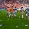 Pemain depan Argentina Giuliano Simeone (kedua dari kanan) melihat botol-botol bekas minuman yang dilemparkan para pendukung Maroko ke lapangan saat pertandingan penyisihan grup B Olimpiade Paris 2024 di Geoffroy-Guichard Stadium, Saint-Etienne, Rabu (24/7/2024). (AFP/ARNAUD FINISTRE)