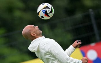 Pelatih kepala Portugal Roberto Martinez bermain dengan bola selama sesi latihan MD-1 di base camp tim di Harsewinkel pada Kamis (4/7/2024), selama kejuaraan sepak bola UEFA Euro 2024. (AFP/Patricia De Melo Moreira)
