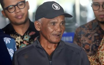 Adik dan ayah Almarhumah Dini Sera Afirianti, Alfikarisma dan Ujang Suherman saat mengadukan Vonis Bebas Ronald Tannur ke kantor Komisi Yudisial, Jakarta, Senin (29/7). (Dery Ridwansah/ JawaPos.com