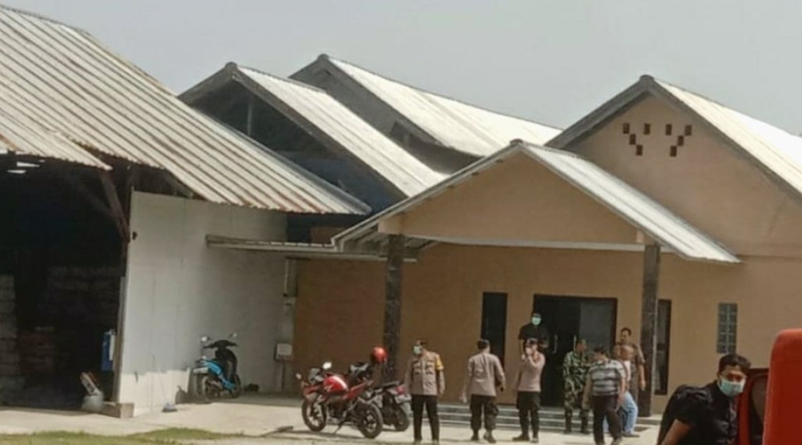 Suasana saat peristiwa meninggalnya empat karyawan dalam kecelakaan kerja di pabrik pupuk di Karawang. (Ali Khumaini)