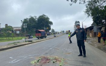 Personel Satlantas Polres Sukabumi Kota tengah menunjukkan lokasi kecelakaan yang menewaskan dua personel drum band di Jalur Lingkar Selatan Sukabumi tepatnya di Simpang Mangkalaya, Desa/Kecamatan Cisaat, Kabupaten Sukabumi, Jabar pada Sabtu (29/6/2024).