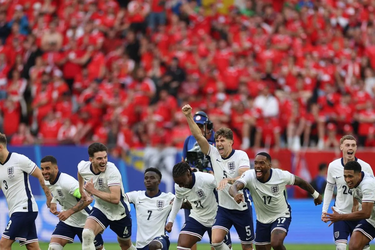 Para pemain Timnas Inggris melakukan selebrasi usai memenangi laga perempat final Euro 2024 atas Swiss di Duesseldorf Arena 6 Juli 2024. (AFP/ADRIAN DENNIS)