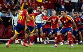 Pemain Spanyol merayakan kemenangan atas Prancis di semifinal Euro 2024. (c) AP Photo/Hassan Ammar