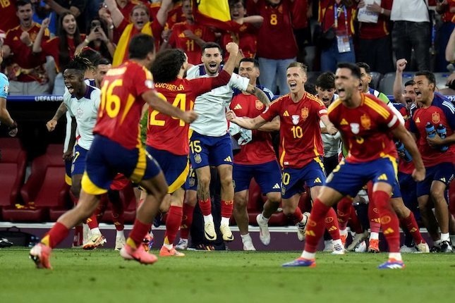 Pemain Spanyol merayakan kemenangan atas Prancis di semifinal Euro 2024. (c) AP Photo/Hassan Ammar