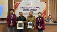 PUNYA CIRI KHAS : Penyerahan simbolis oleh Ketua kelompok KKN Universitas Nusa Putra Desa Cikelat Ilham Maulana dan Mutiara Resmi mahasiswi prodi DKV Nusa putra sekaligus yang yang men-desain motif batik Desa Cikelat kepada Hadian Rahayu selaku Kepala Desa Cikelat dan Agus Saefudin Syam selaku Ketua BPD Desa Cikelat, Selasa (30/7/2024) di Aula Desa Cikelat, Kecamatan Cisolok Kabupaten Sukabumi.