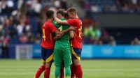 Para pemain Timnas Spanyol U-23 merayakan keberhasilannya memenangkan pertandingan atas Timnas Uzbekistan U-23 dengan skor 2-1 pada laga Grup B Olimpiade Paris 2024 di Stadion Parc des Princes, Paris, Rabu (24/7/2024). (AFP/FRANCK FIFE)