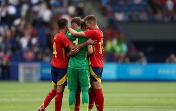Para pemain Timnas Spanyol U-23 merayakan keberhasilannya memenangkan pertandingan atas Timnas Uzbekistan U-23 dengan skor 2-1 pada laga Grup B Olimpiade Paris 2024 di Stadion Parc des Princes, Paris, Rabu (24/7/2024). (AFP/FRANCK FIFE)