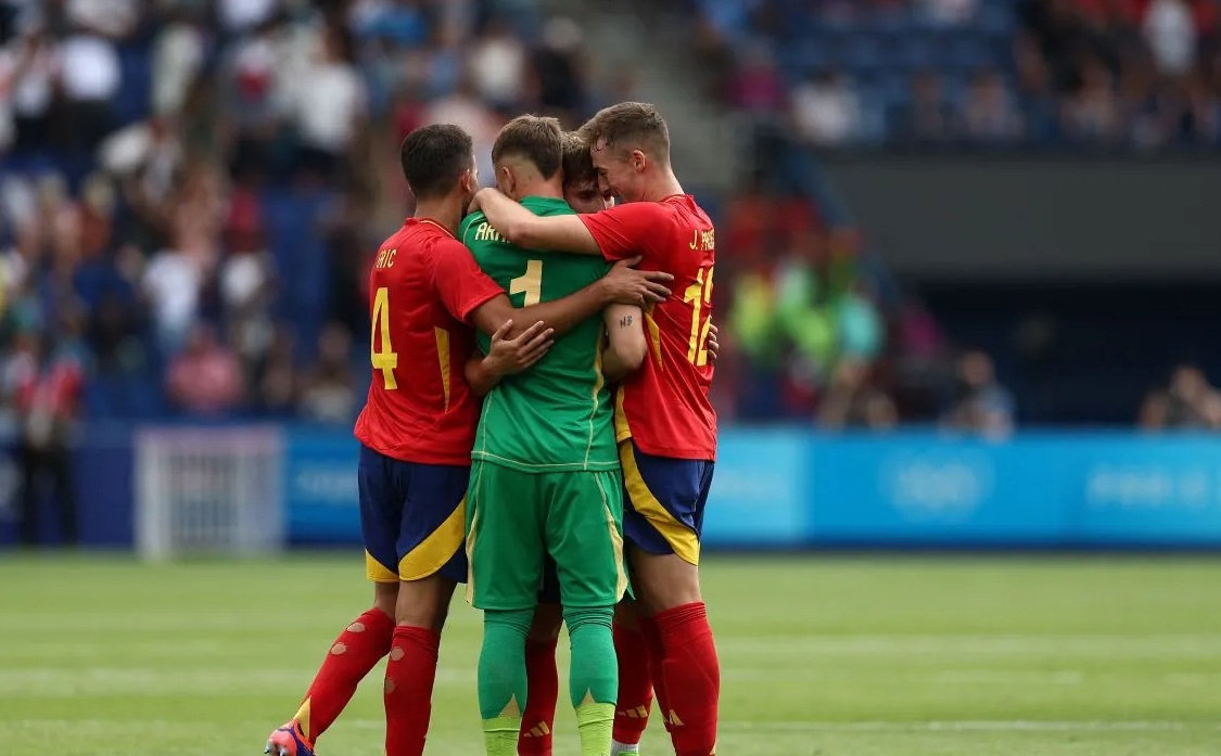 Para pemain Timnas Spanyol U-23 merayakan keberhasilannya memenangkan pertandingan atas Timnas Uzbekistan U-23 dengan skor 2-1 pada laga Grup B Olimpiade Paris 2024 di Stadion Parc des Princes, Paris, Rabu (24/7/2024). (AFP/FRANCK FIFE)