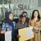 Anggota DPR RI Rieke Diah Pitaloka mendampingi keluarga korban dugaan pembunuhan Dini Sera Afrianti, saat melaporkan Tim Majelis Hakim Pengadilan Negeri Surabaya ke Komisi Yudisial (KY). (Muhamad Ridwan/JawaPos.com)