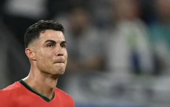 Reaksi penyerang Portugal #07 Cristiano Ronaldo setelah gagal mencetak tendangan penalti pada pertandingan sepak bola babak 16 besar UEFA Euro 2024 antara Portugal dan Slovenia di Frankfurt Arena di Frankfurt pada Senin (1/7/2024). (AFP/Patricia De Melo Moreira)