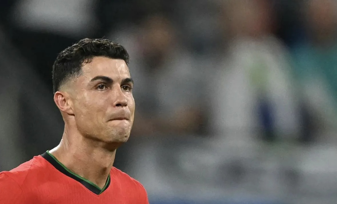 Reaksi penyerang Portugal #07 Cristiano Ronaldo setelah gagal mencetak tendangan penalti pada pertandingan sepak bola babak 16 besar UEFA Euro 2024 antara Portugal dan Slovenia di Frankfurt Arena di Frankfurt pada Senin (1/7/2024). (AFP/Patricia De Melo Moreira)