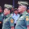 Mayor Jenderal TNI Djaka Budi Utama (kiri) dan Mayor Jenderal TNI Rudy Rachmat Nugraha (kanan) dalam acara Sertijab Asintel Panglima TNI di Aula Gatot Subroto Mabes TNI, Cilangkap, Jakarta Timur, Senin (15/7)/Ist