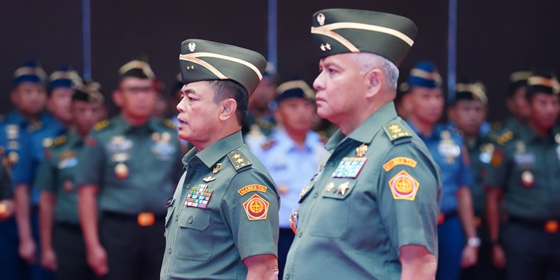 Mayor Jenderal TNI Djaka Budi Utama (kiri) dan Mayor Jenderal TNI Rudy Rachmat Nugraha (kanan) dalam acara Sertijab Asintel Panglima TNI di Aula Gatot Subroto Mabes TNI, Cilangkap, Jakarta Timur, Senin (15/7)/Ist
