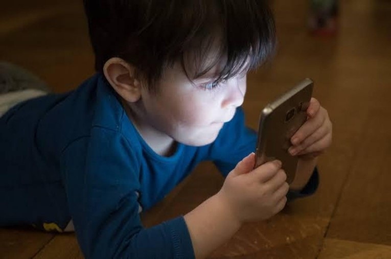 Bahaya Kecanduan HP Pada Anak-anak---Pixabay