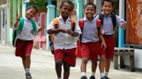 Empat siswa Sekolah Dasar berjalan bersama sepulang sekolah di Kampung Hedam, Kec. Heram, Kota Jayapura, Papua. (Anang Budiono/Koz/Spt)