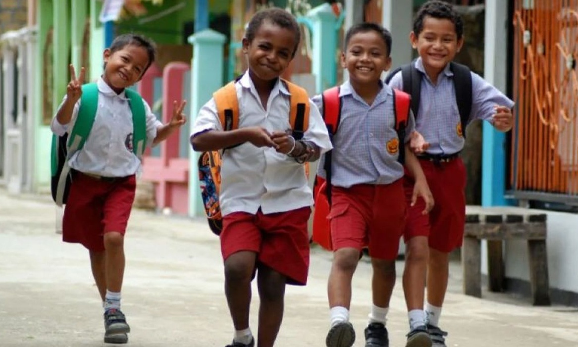 Empat siswa Sekolah Dasar berjalan bersama sepulang sekolah di Kampung Hedam, Kec. Heram, Kota Jayapura, Papua. (Anang Budiono/Koz/Spt)