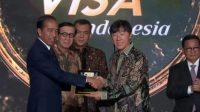 Tangkap layar Presiden Joko Widodo (Jokowi) menyerahkan fasilitas Golden Visa kepada Pelatih Tim Nasional Indonesia Shin Tae-yong pada acara Grand Launching Golden Visa yang disaksikan melalui akun YouTube Sekretariat Presiden di Jakarta, Kamis (25/7/2024). (Mentari Dwi Gayati)