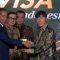 Tangkap layar Presiden Joko Widodo (Jokowi) menyerahkan fasilitas Golden Visa kepada Pelatih Tim Nasional Indonesia Shin Tae-yong pada acara Grand Launching Golden Visa yang disaksikan melalui akun YouTube Sekretariat Presiden di Jakarta, Kamis (25/7/2024). (Mentari Dwi Gayati)