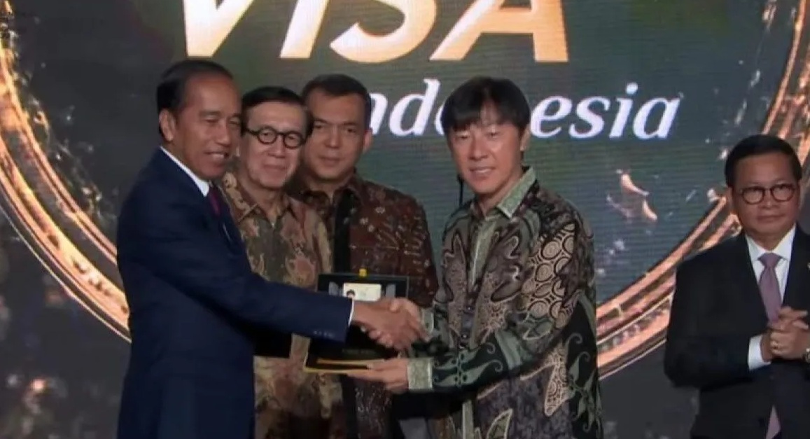 Tangkap layar Presiden Joko Widodo (Jokowi) menyerahkan fasilitas Golden Visa kepada Pelatih Tim Nasional Indonesia Shin Tae-yong pada acara Grand Launching Golden Visa yang disaksikan melalui akun YouTube Sekretariat Presiden di Jakarta, Kamis (25/7/2024). (Mentari Dwi Gayati)